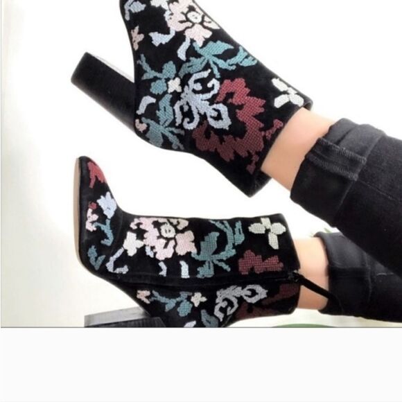 Rebecca Minkoff Bojana Embroidered Black Suede Boots Sz 9.5 - Picture 2 of 15